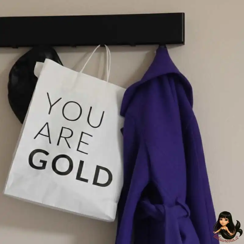 Outfit senza tacchi: miniguida pronta all'uso! 1 Inquadratura estetica di un appendiabiti moderno su una parete color beige sabbia