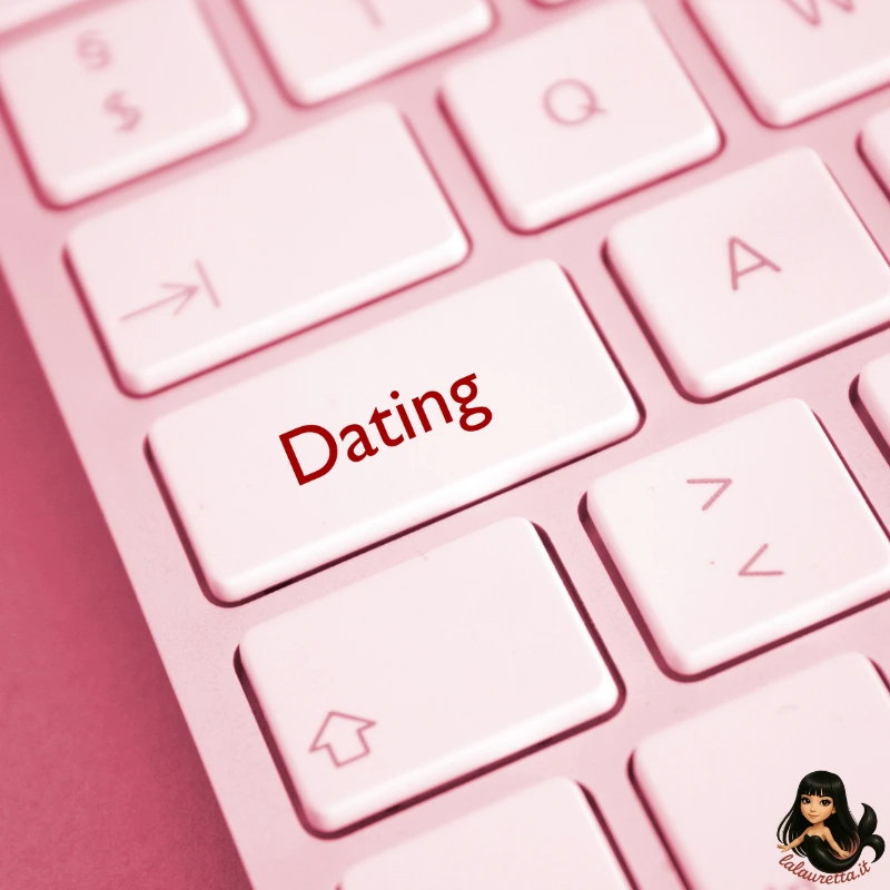 Conoscere persone online: dating e disabilità 2 Primo piano di una tastiera di computer rosa pastello con un tasto centrale più grande con la scritta "Dating" in rosso scuro. Altri tasti mostrano lettere e simboli. In basso a destra, l'avatar chibi di Laura (Veus) del blog lalauretta.it.