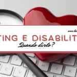 Testo Alternativo (Alt Text) Immagine per blog su dating e disabilità con una tastiera di computer, una lente d'ingrandimento e un cuore rosso. Al centro, la scritta "Dating e Disabilità: Quando dirlo?" con il logo lalauretta.it e la versione chibi di Laura (Veus) in un angolo.